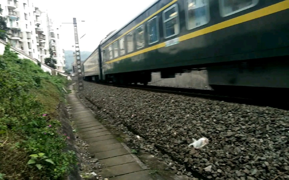 5635次列车通过水富云川路天桥_哔哩哔哩_bilibili