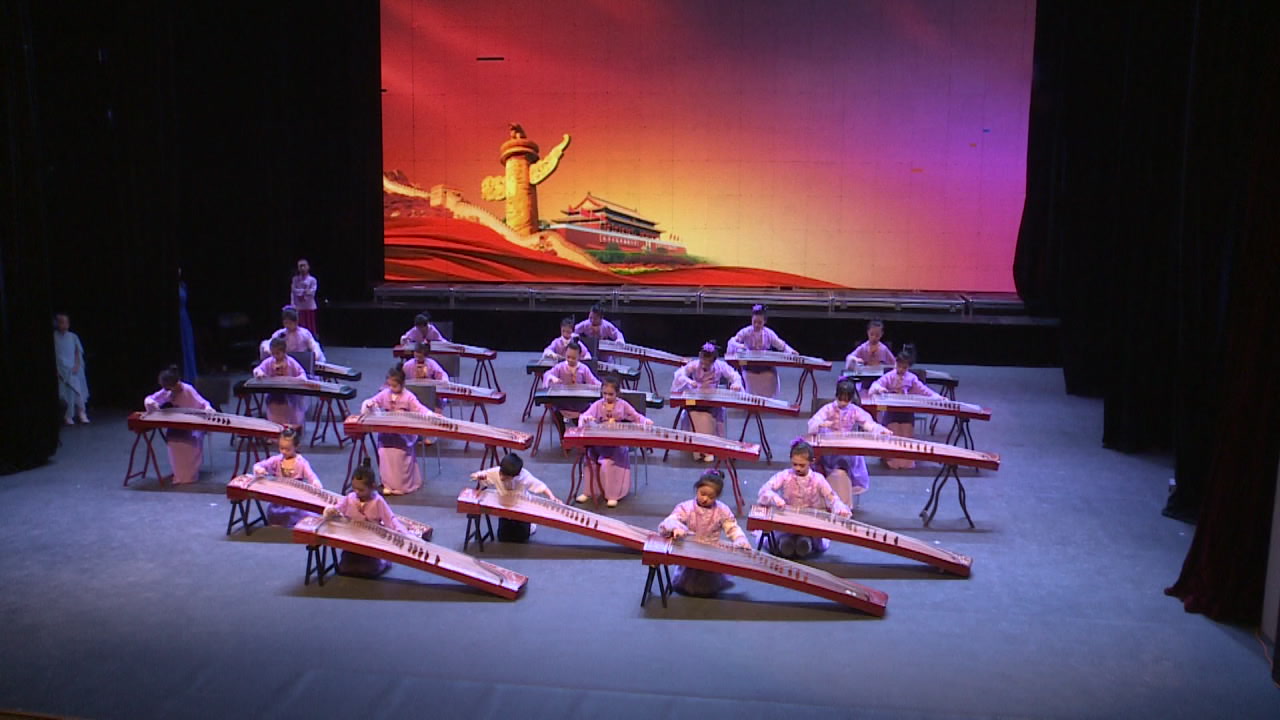 (22台古筝齐奏)北京的金山上