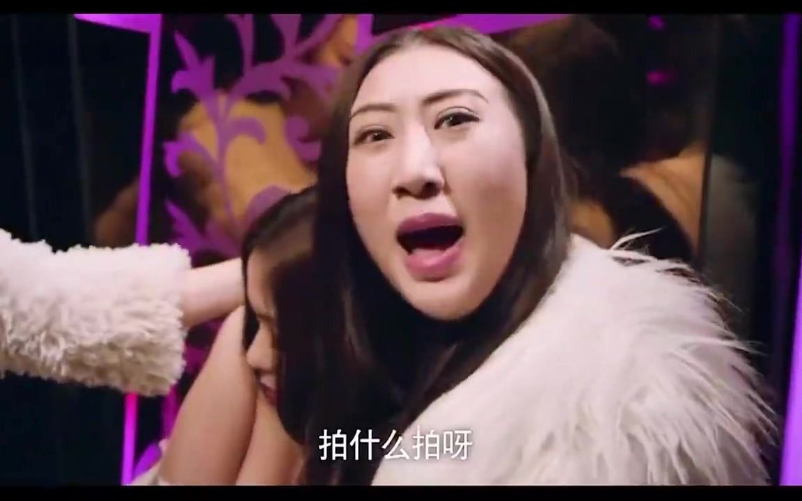 美女酒吧买醉,不料却被人欺负脱光了衣服,醒来还找不到是谁干的哔哩哔哩bilibili