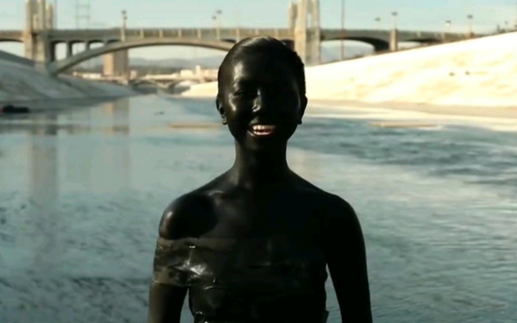 邓紫棋这造型代言黑人牙膏一定很棒!