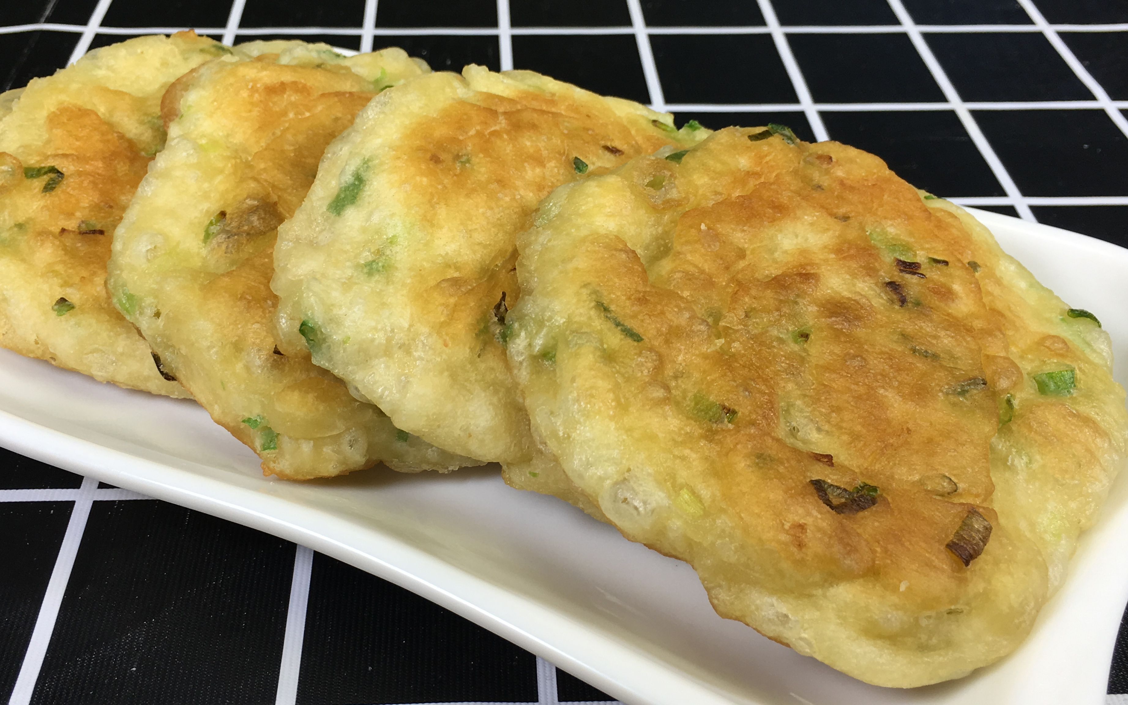 乐妈教你葱花饼的家常做法,不揉面不擀面,个个蓬松暄软