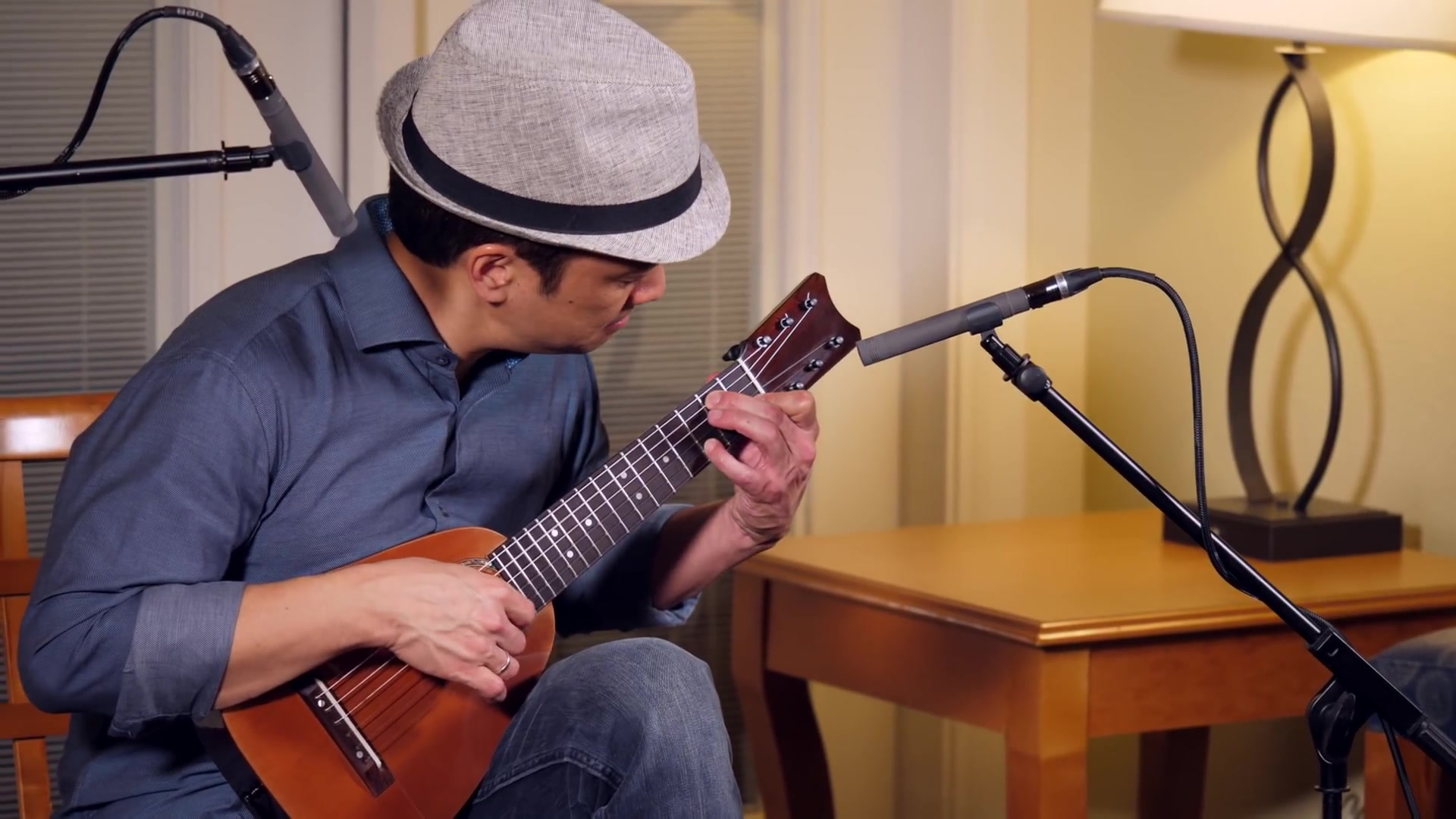 【吉他里里指弹】maui down-daniel ho这把琴的外形像尤克里里与吉他