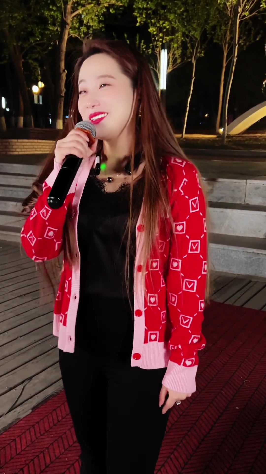 鞍山大晨辰大晨辰真人真唱户外唱歌招牌笑容