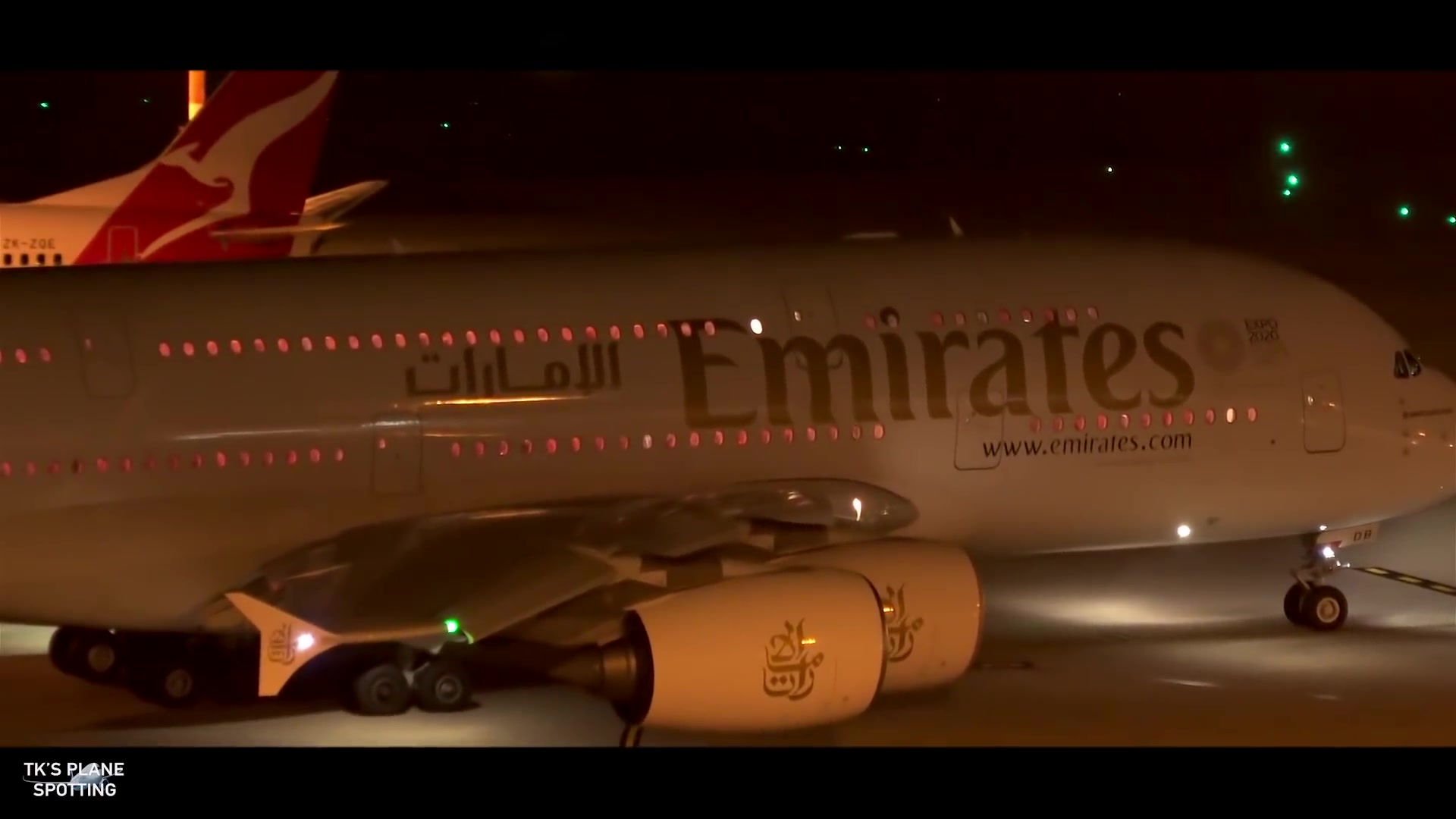 夜间的悉尼机场拍摄起降 飞机 :a380 b777 a350