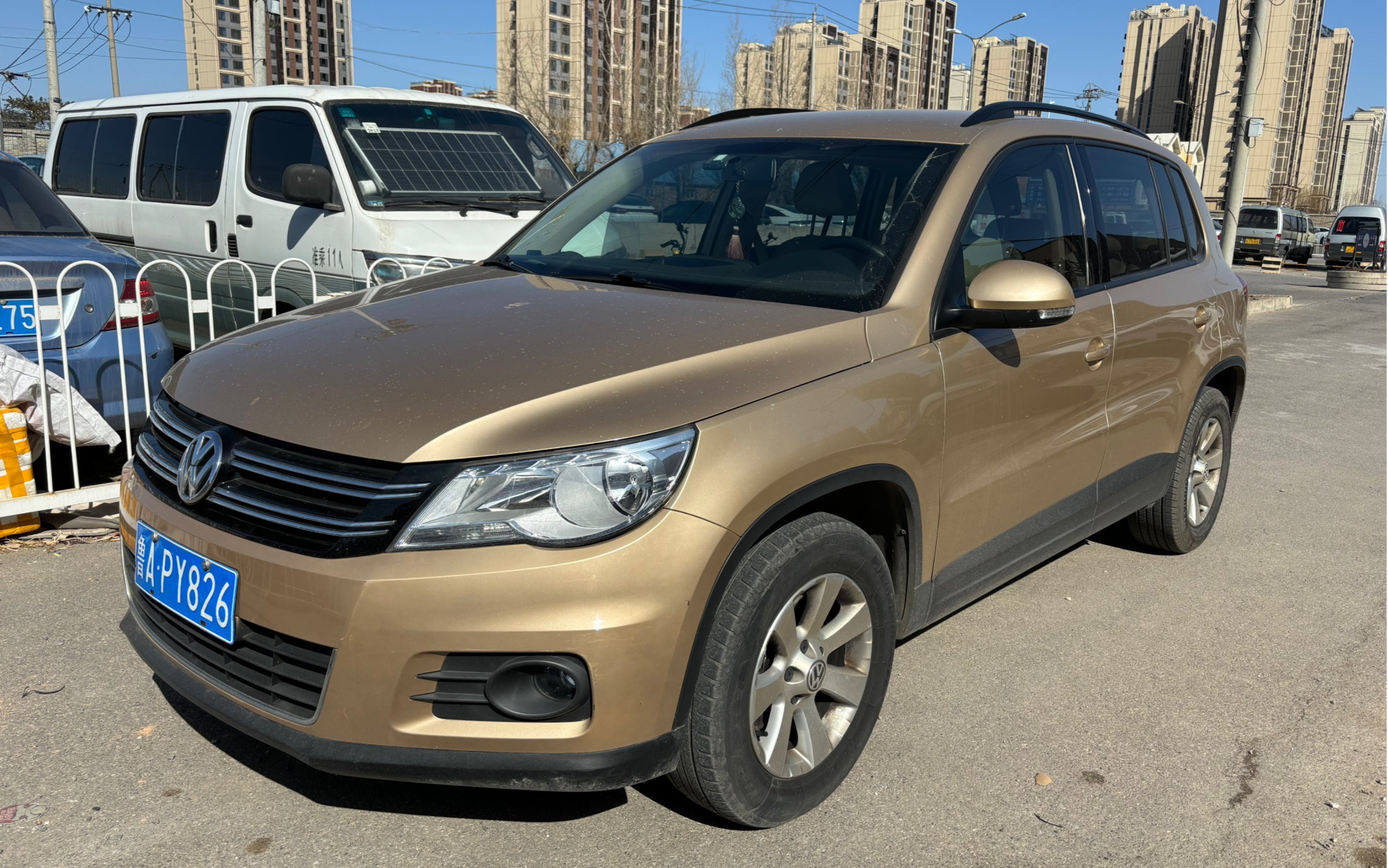 13年5月大众途观,1.8t自动四驱,全车三块喷漆,右前角小事故有换件