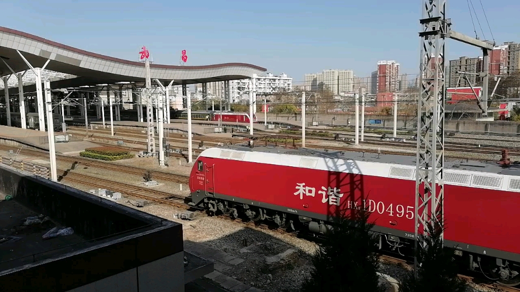 K458次列车(海口郑州)驶入武昌站,本务郑局郑段的HXD1D0495哔哩哔哩bilibili