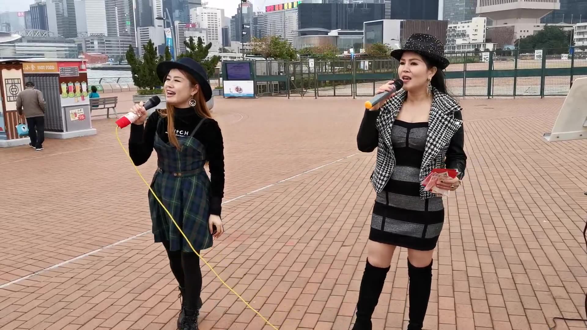 街头艺人小红小甜甜献唱一曲《映山红》歌声动听,引人围观
