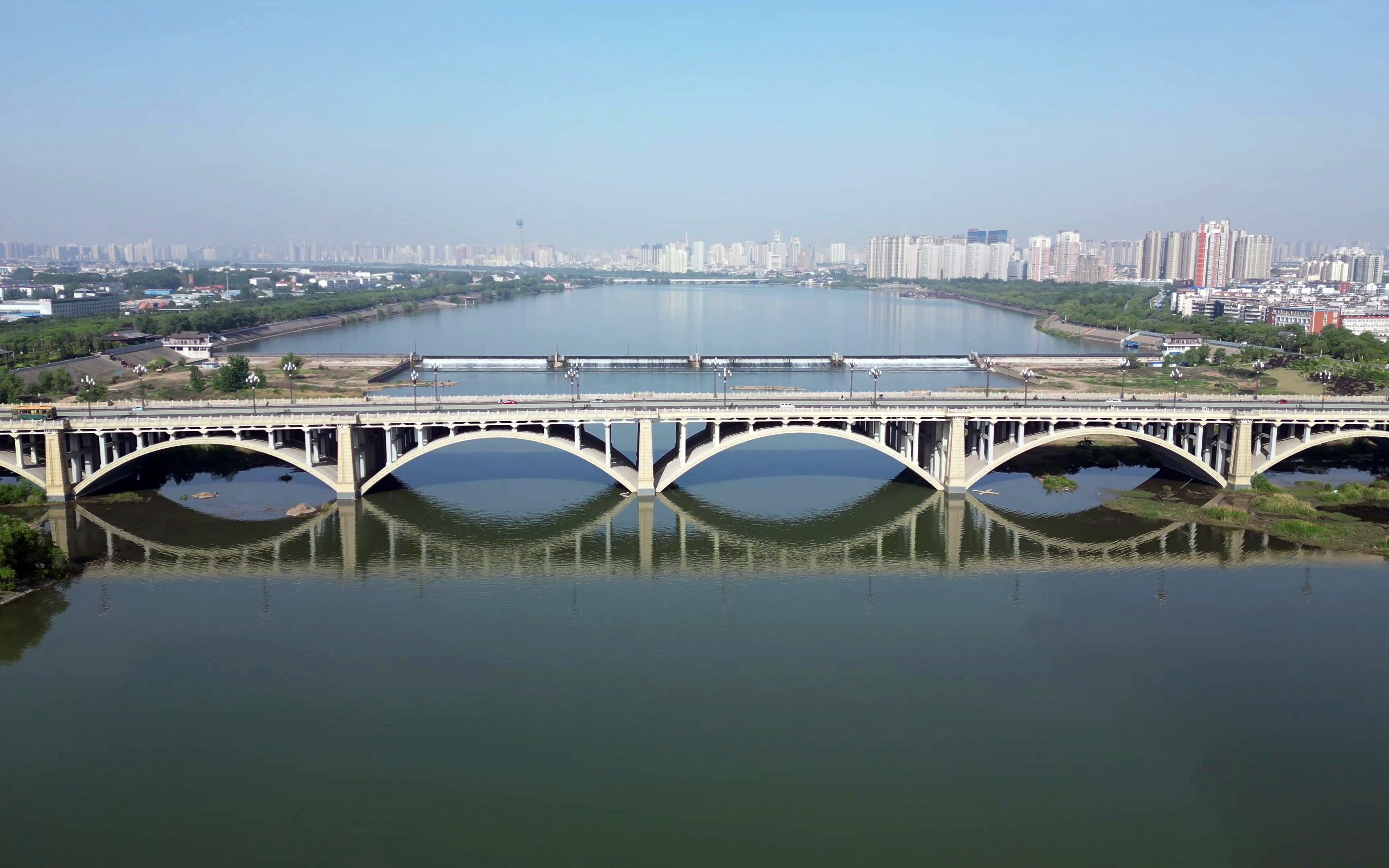 感觉洛河上的漫水堤坝和王城大桥很壮观,就又升起无人机航拍了下