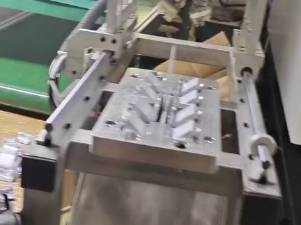 注塑成型,自动冲切浇道设备,cutting runner machine, cutting gate equipment哔哩哔哩bilibili