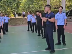 Download Video: 穿衣显瘦，脱衣有肉的警官。