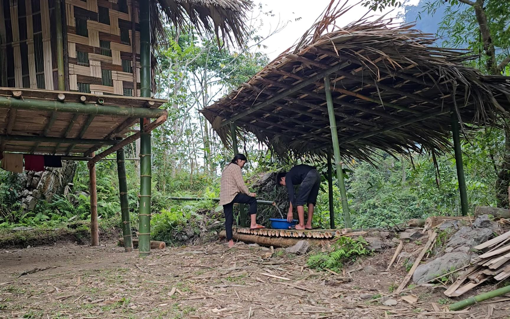 竹屋旁边搭建盥洗间,男孩女孩还用竹管引来自来水哔哩哔哩bilibili