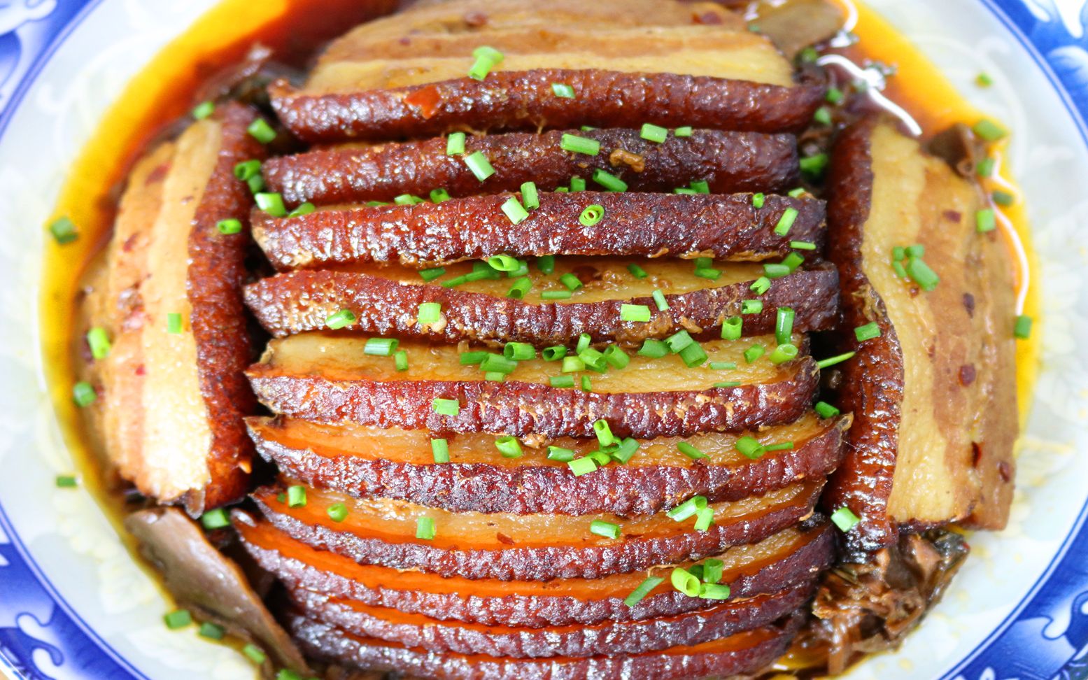 梅菜扣肉的农村做法不吃肥肉的人尝一口后也欲罢不能