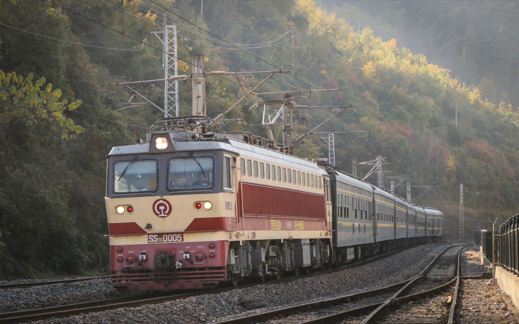 【宝成铁路】西局西段ss7c-0005牵引8363次接近略阳站