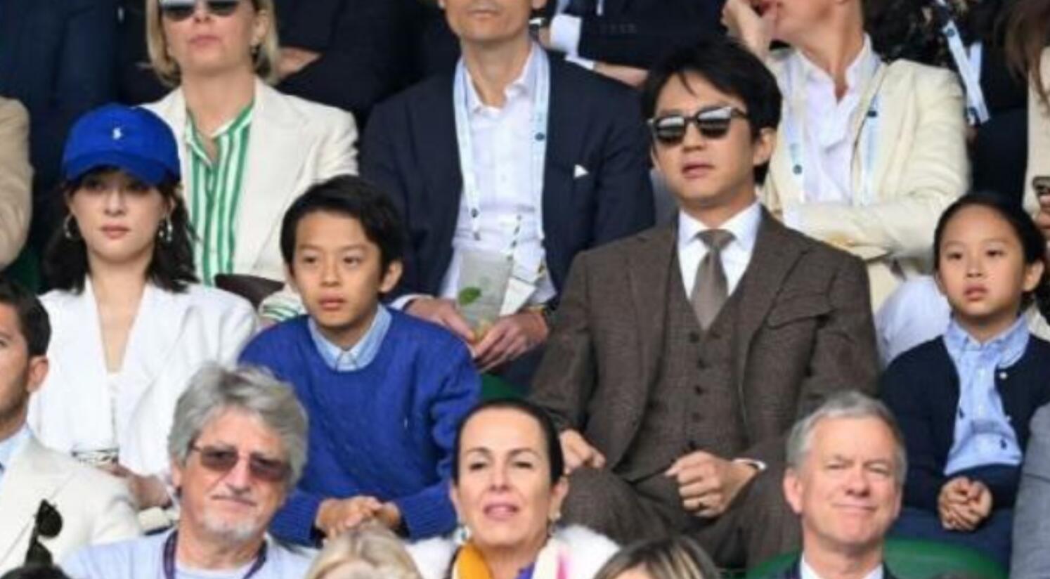 孙俪全家看网球比赛,12岁等等阳光帅气像妈妈,小花妹妹更像爸