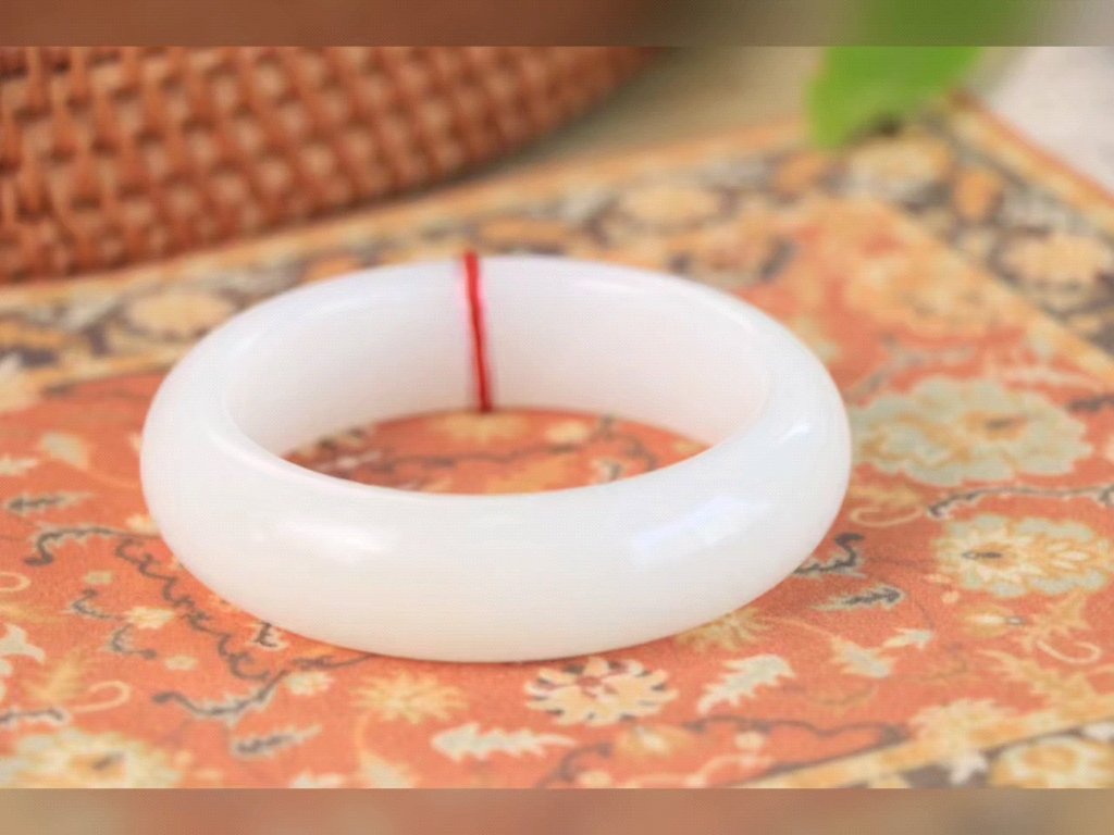 收藏款和田玉羊脂白玉手镯56口径,高端山料,白度脂白.