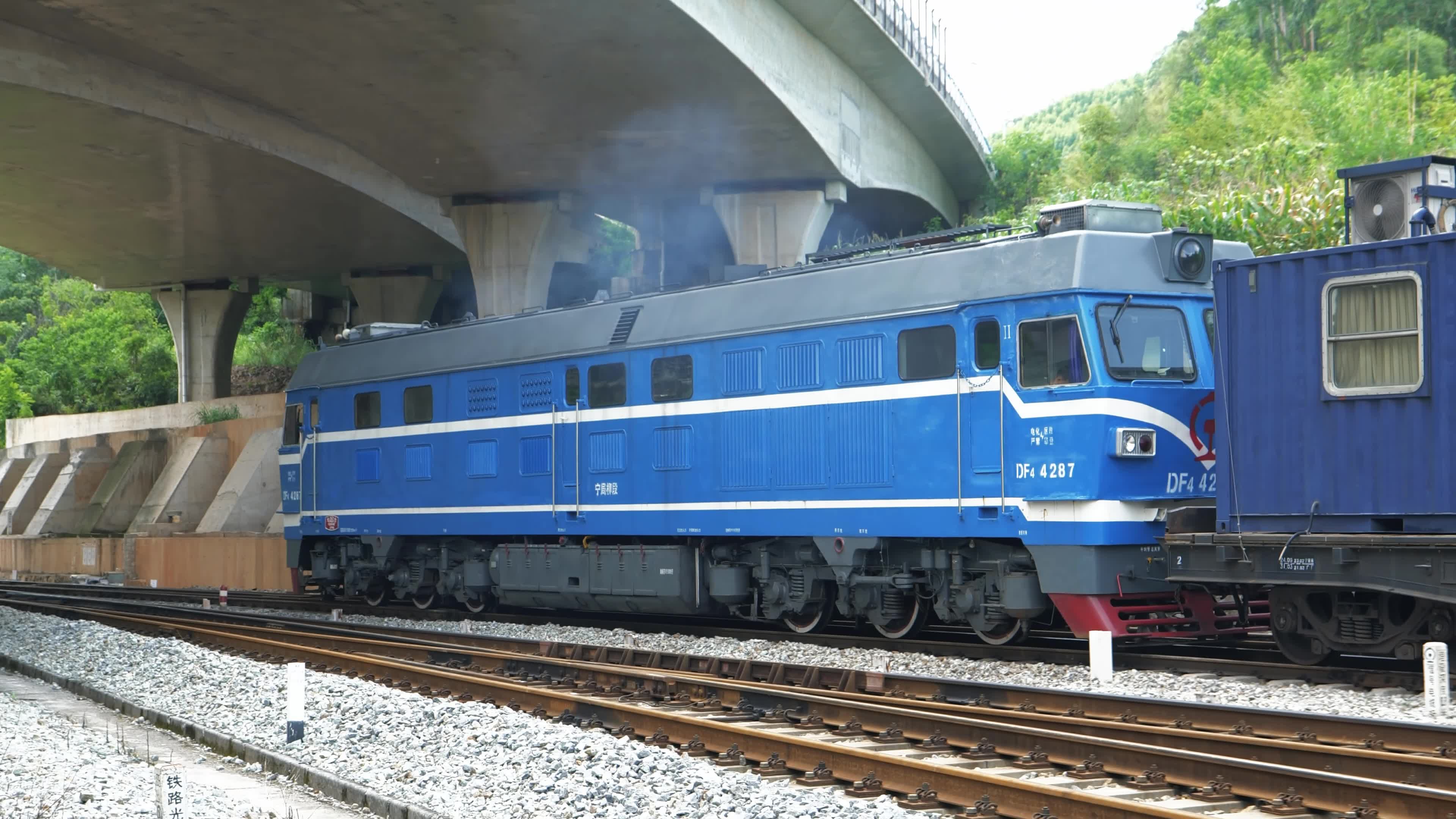 「特殊货列」df4c-4287牵引工程车编组从洛埠站发车