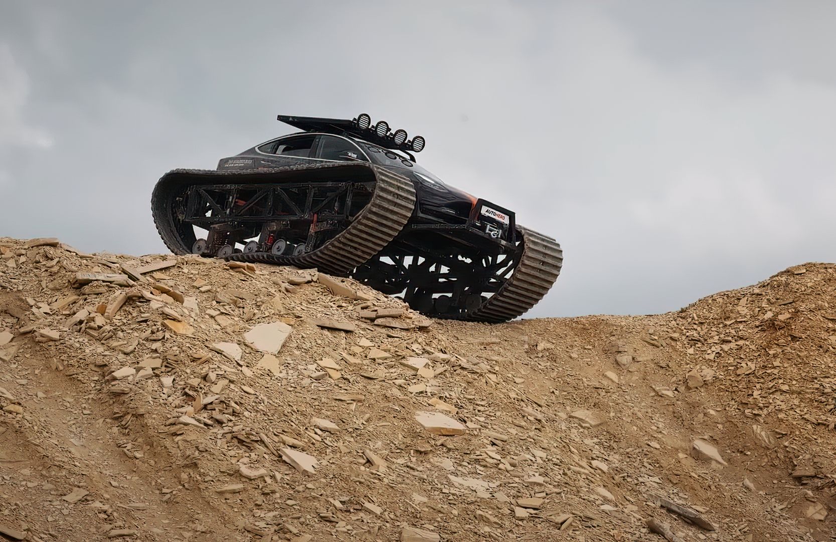 把轮胎换成履带,特斯拉的越野能力,真能超过坦克吗