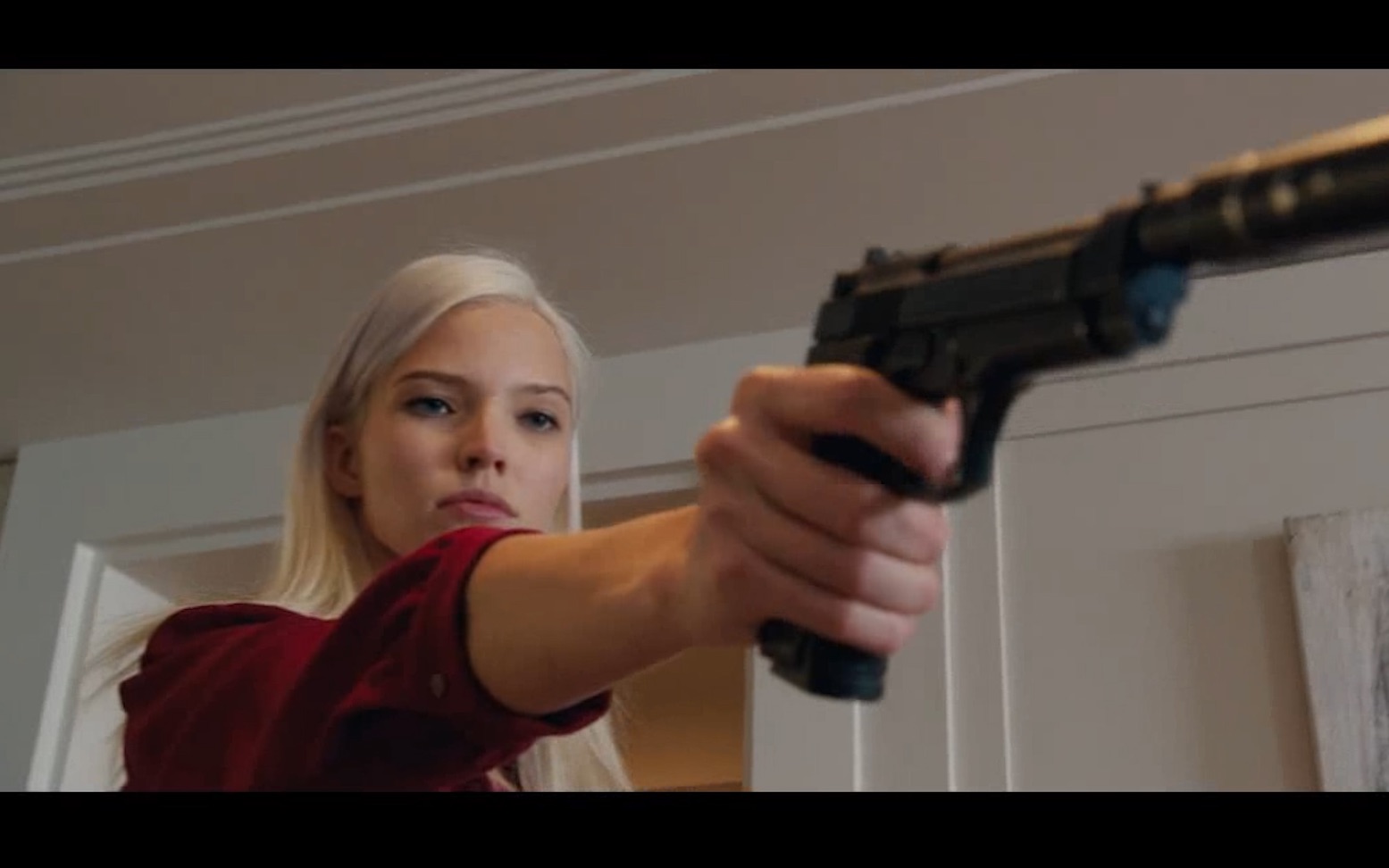 《安娜》——神秘美艳,冷血暴力的女杀手安娜,用智慧与手段玩弄猎物于