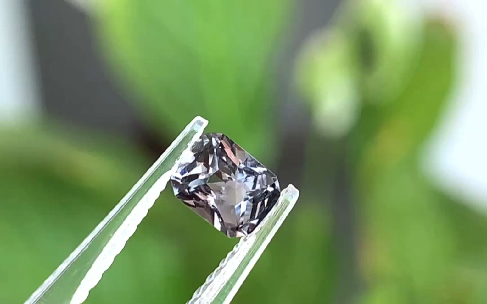 酷酷的金属灰尖晶石,绝美!火彩犀利璀璨