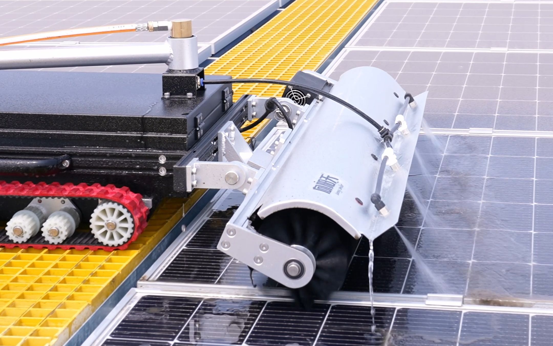 单人无线遥控,智能光伏清洗机器人,高效率清洗光伏板!