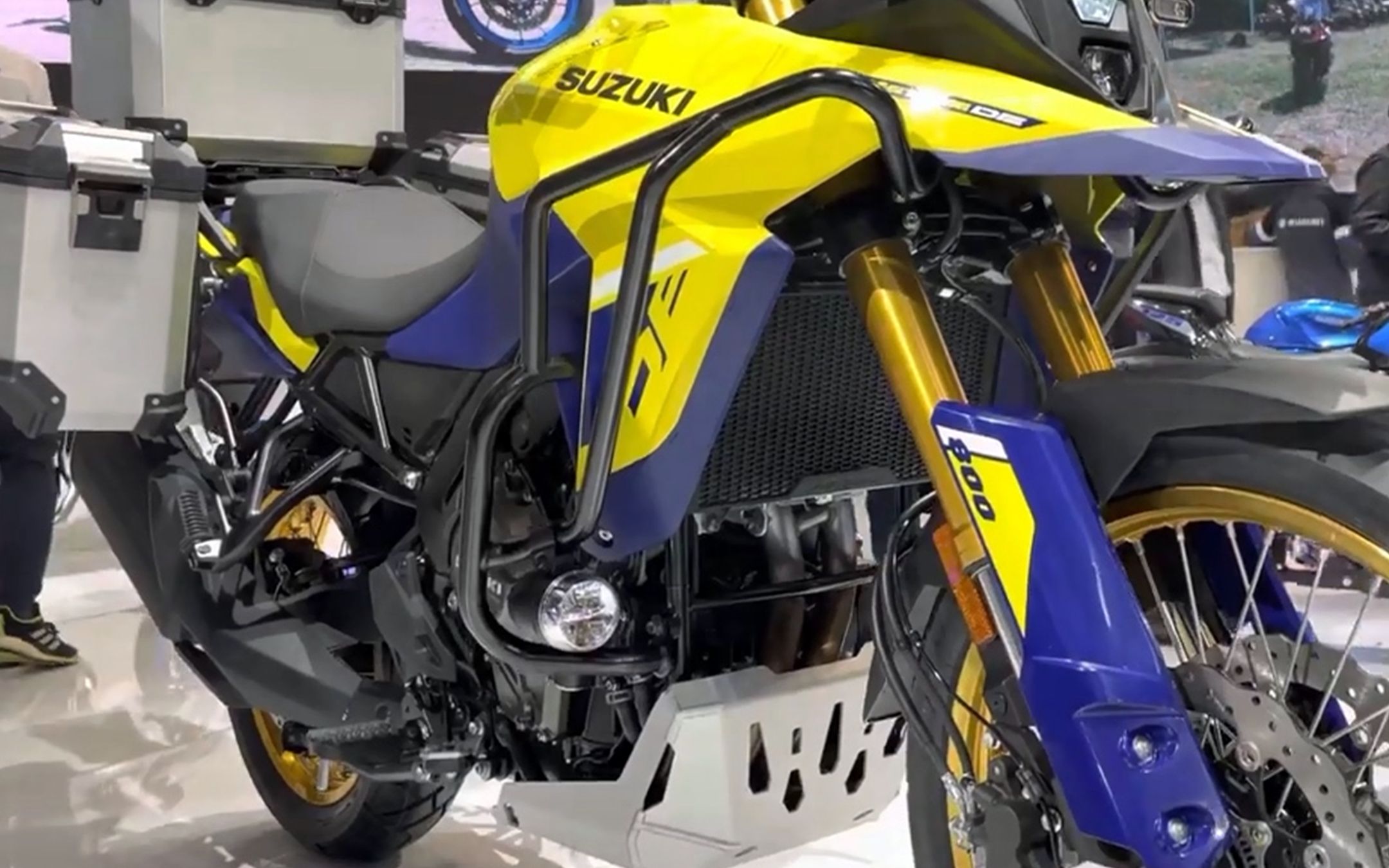 2023款铃木adv拉力摩托,造型犀利,油耗4.3,满油能跑450公里