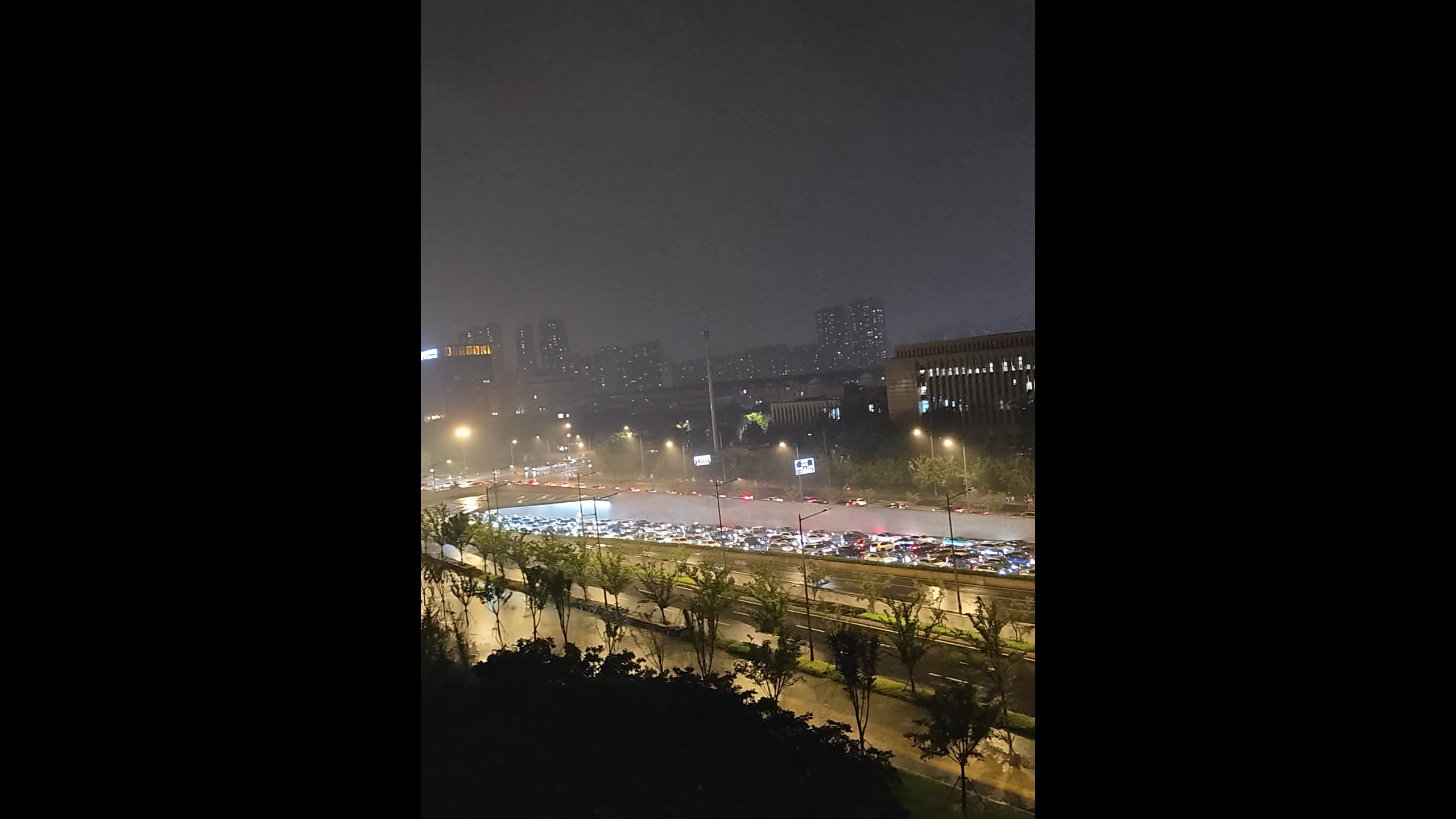 无锡暴雨交通瘫痪