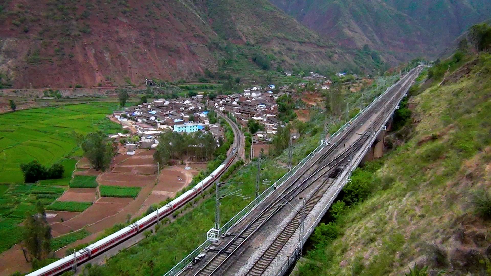 客车快114通过六渡河展线