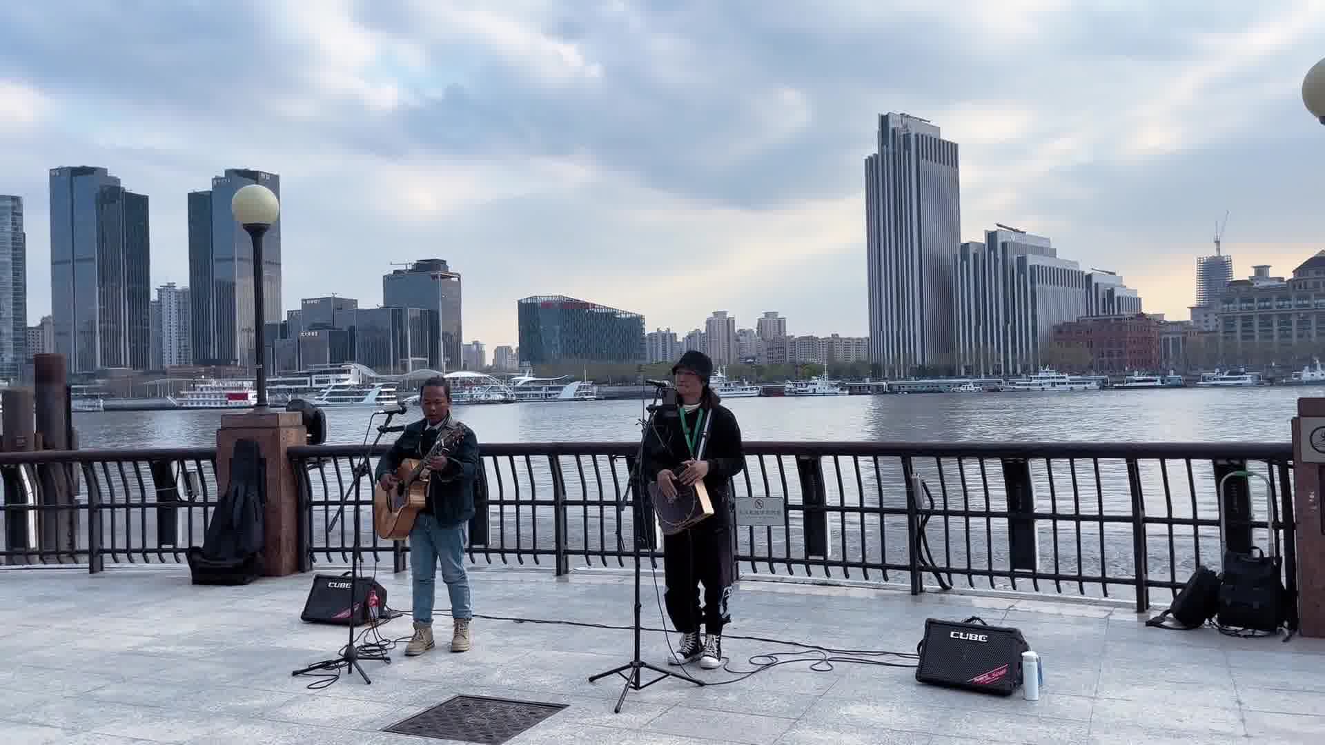 上海街头艺人黄浦江边深情演绎经典老歌引无数游客驻足聆上海街头