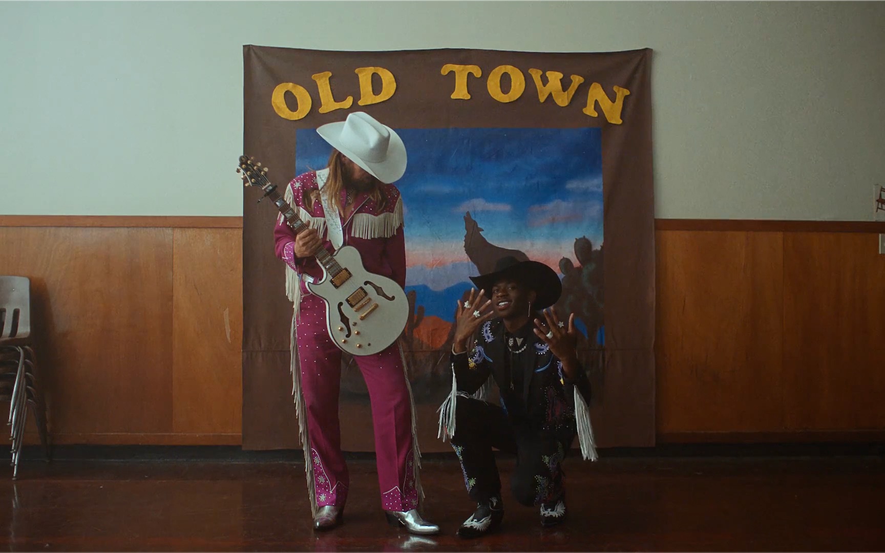 [图]【MV/中英】Old Town Road（feat.版） - Lil Nas X/李娜叉/老城路