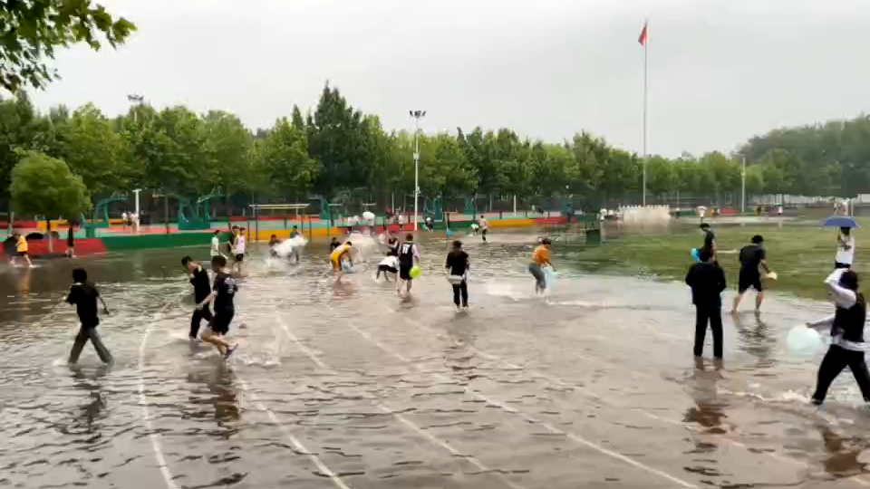 [图]雨后即景 打水仗 校园生活