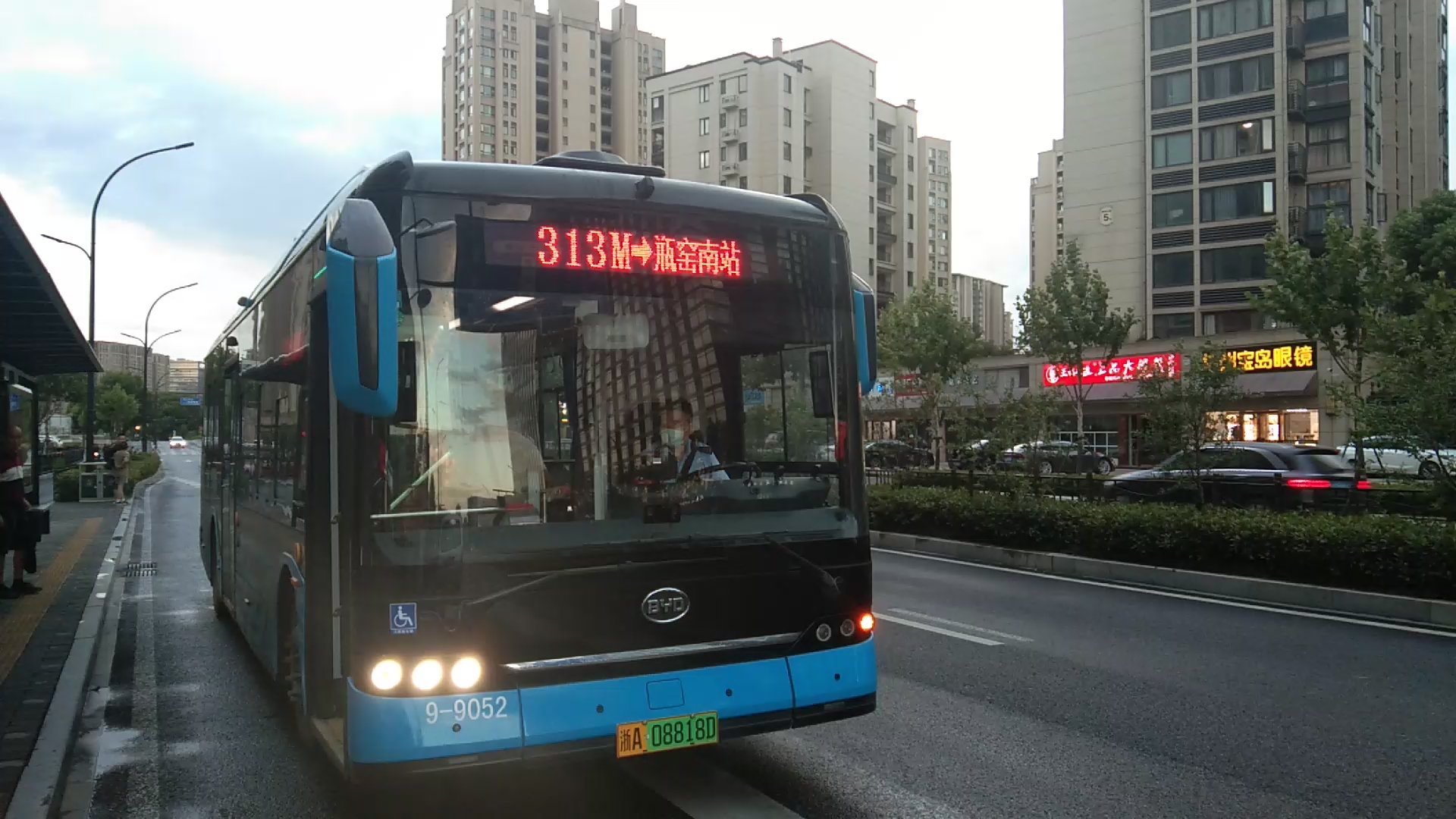 杭州公交313m路 byd6100b1ev1(b10/k8da) 9-9052 地铁和睦站e口出站