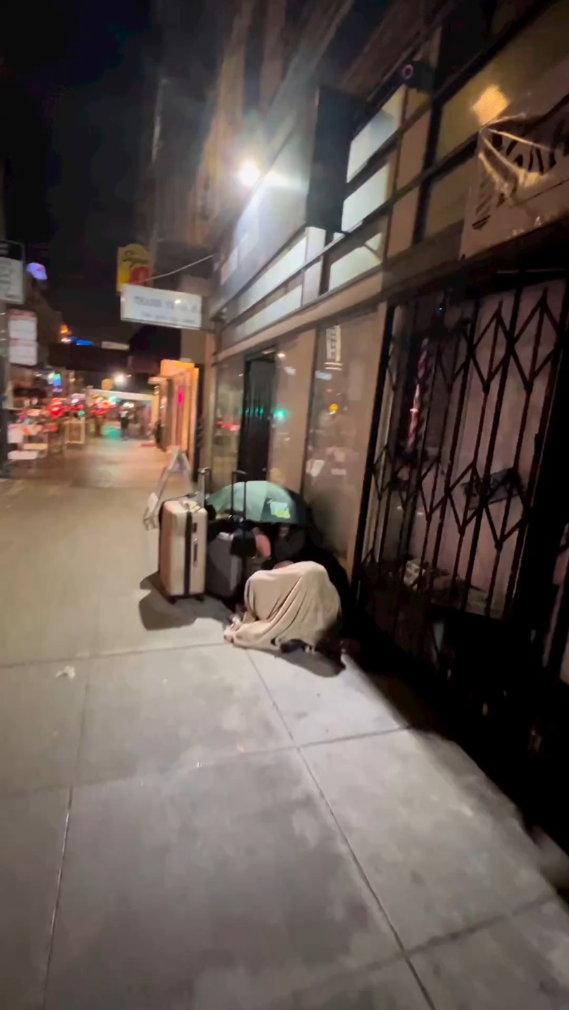 美国旧金山街头被赶出来的租户带着行李睡在寒冷的街头