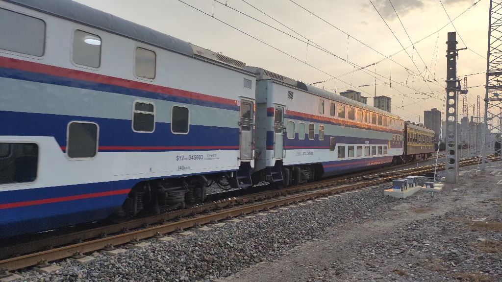 暑运t7004首发s25k通过西安西站