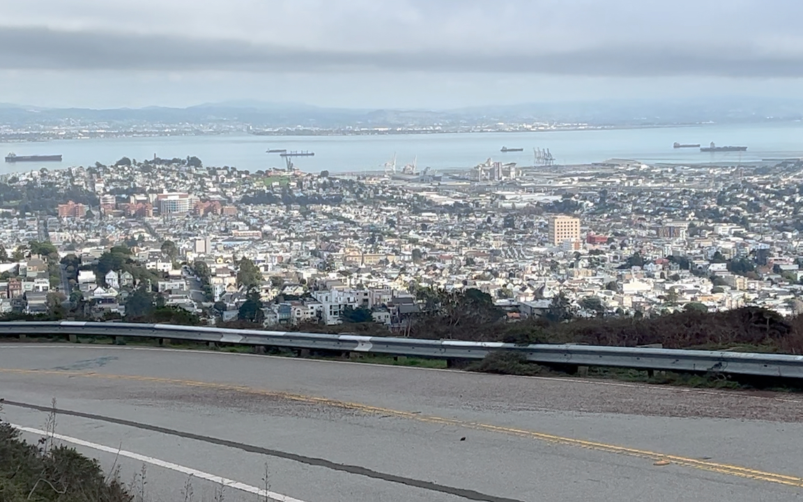 徒步的途中在twin peaks 半山腰拍摄的旧金山全景,远处的大海和高山真