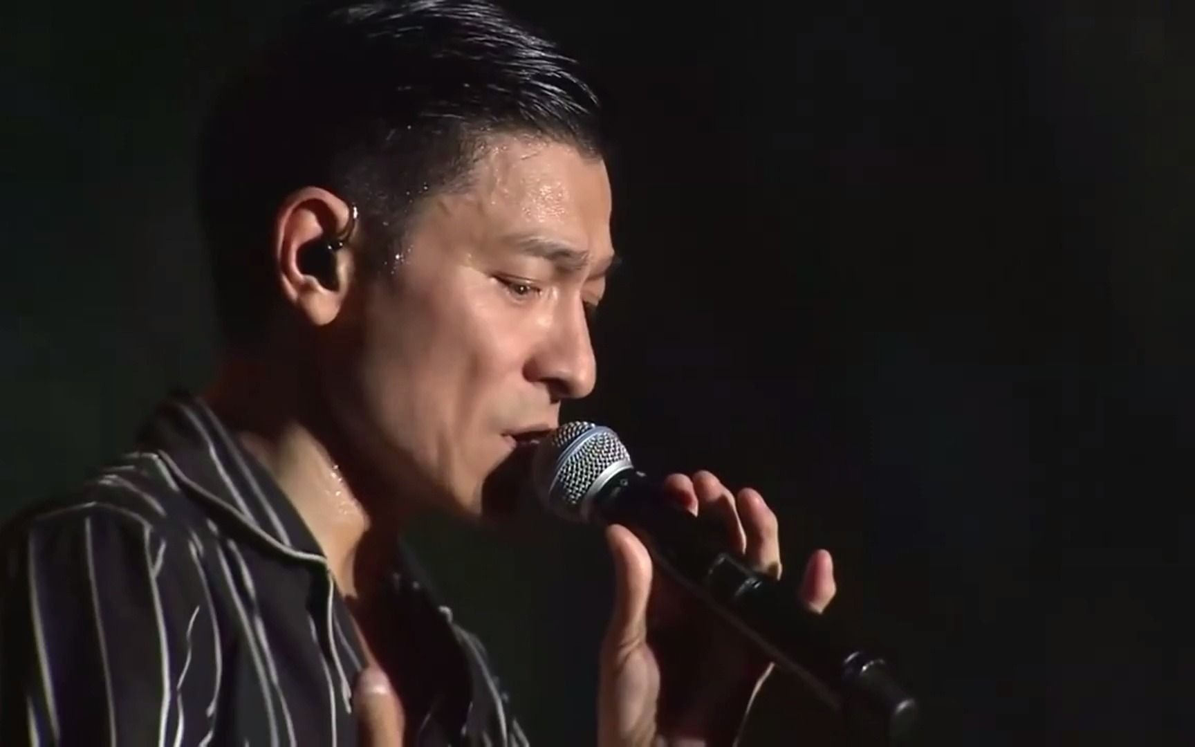 刘德华《十七岁》演唱会现场版-超清720p_哔哩哔哩_bilibili