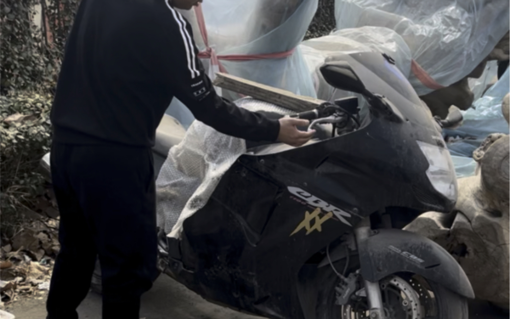 修复1997年本田黑鸟 据说是90年代第一款能破300的仿赛