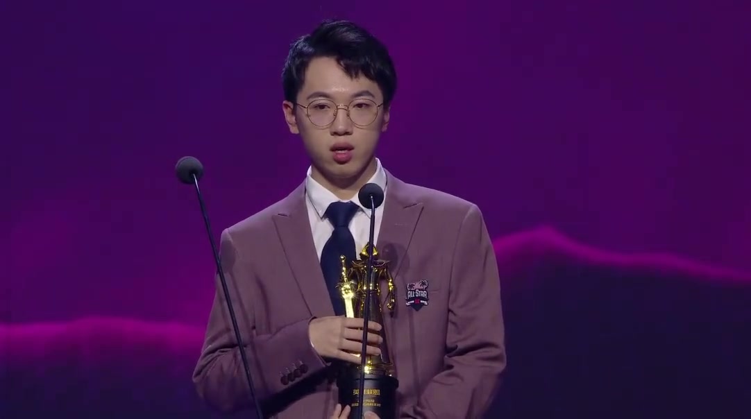 恭喜猫皇cat年度最佳新晋解说,希望以后台上能时刻听到你的声音!