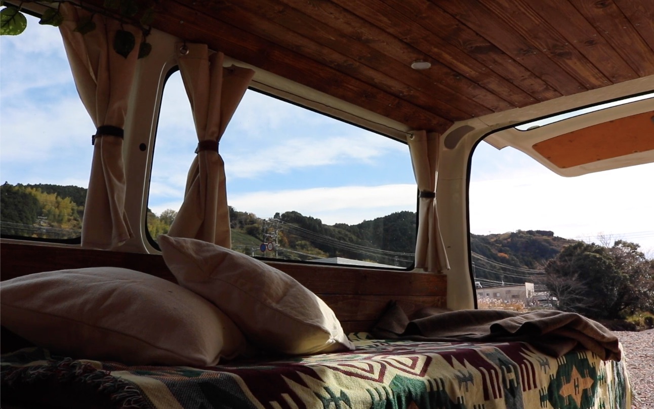 vanlife房车露营一个像移动咖啡店的房车