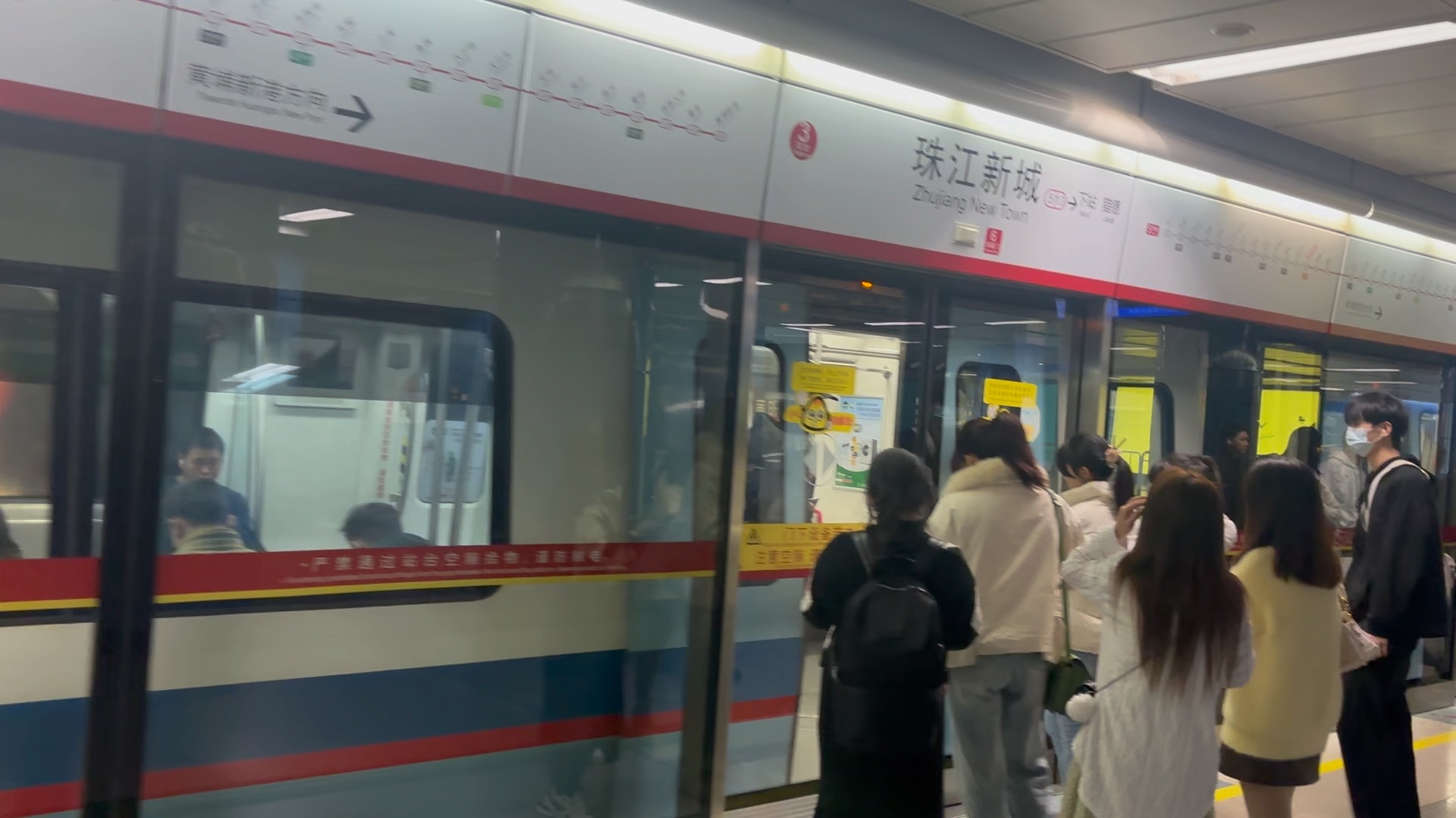 广州地铁5号线551号车(黄埔新港方向)进珠江新城站