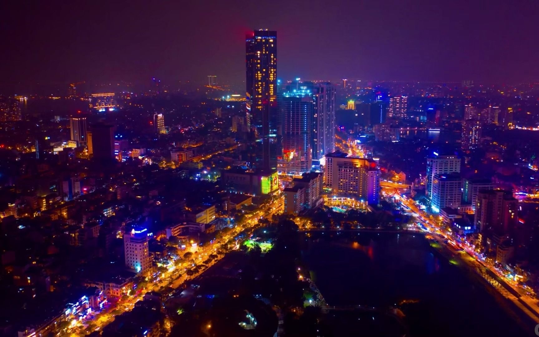 越南首都,第二大城市,拥有1000多年历史的古城,现在也是一片繁华景象