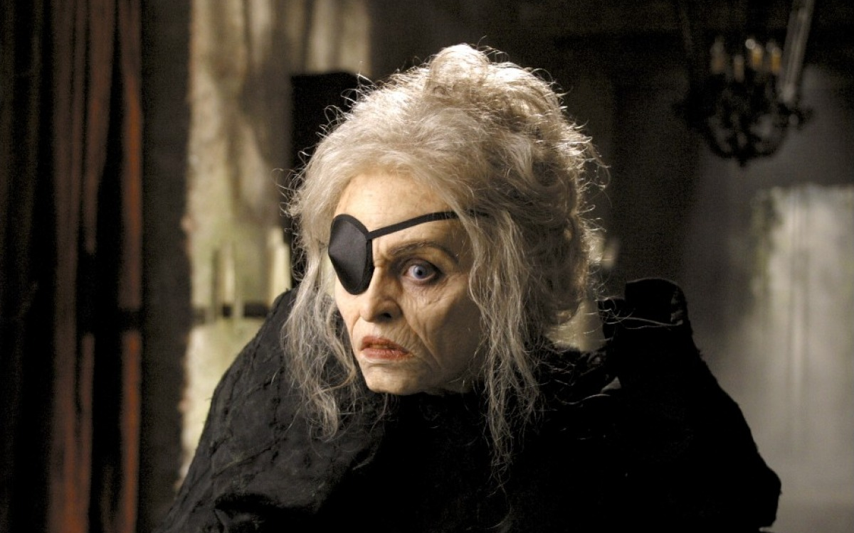 女巫有个玻璃眼珠可以看见人的死亡过程大家都在找她