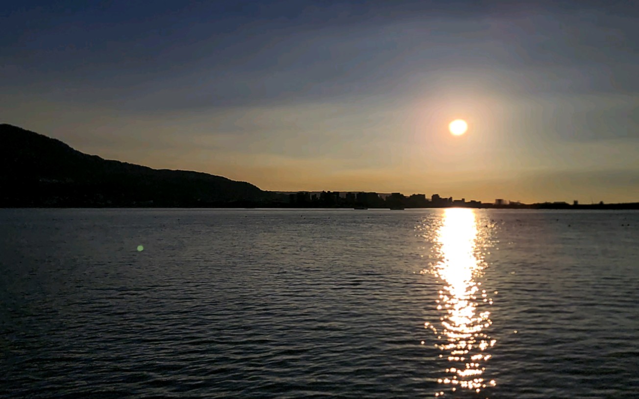 台湾淡水的夕阳,这里太棒了 有吃有喝有风景 喜欢海的人我觉得能坐一天哔哩哔哩bilibili