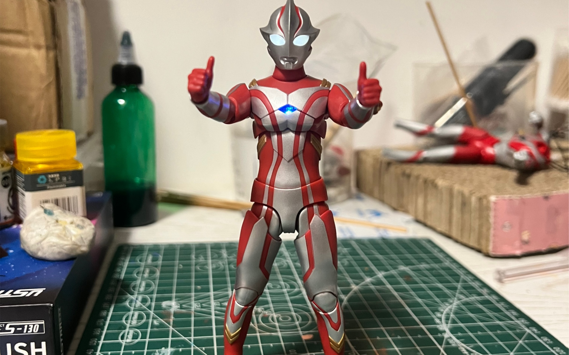 万代梦比优斯shf奥特曼加灯