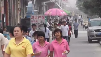 Video herunterladen: 拍摄于2008年广东东莞，那时候上班路上没有人玩手机，女孩子个个都素颜