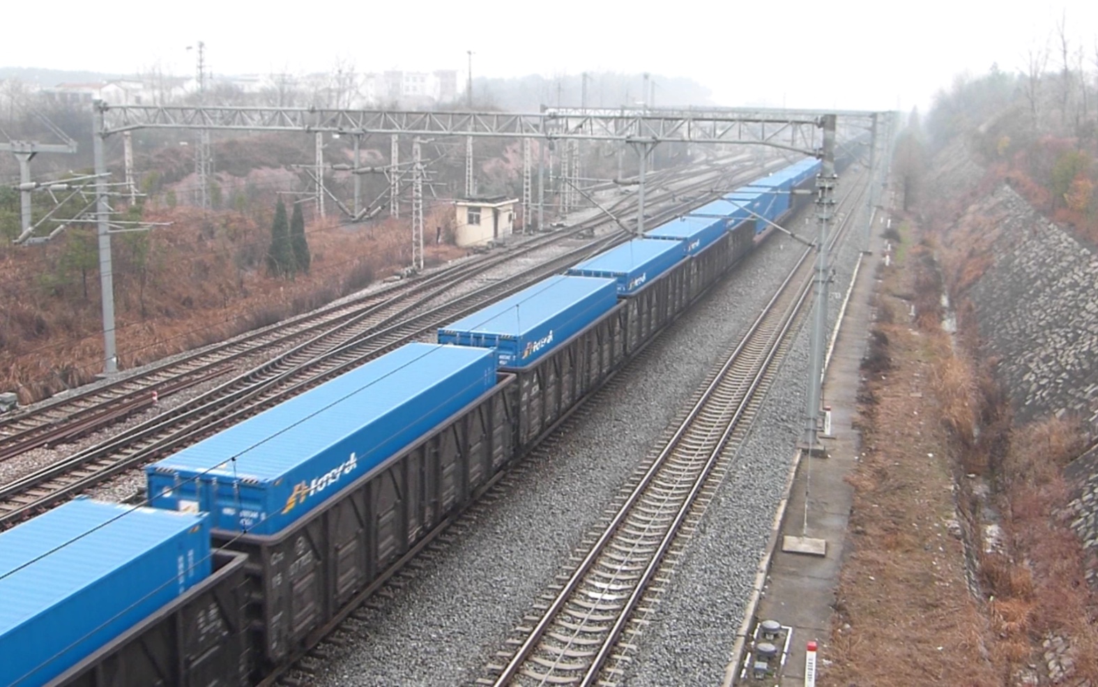 hxd1b牵引货列开出麻城火车站