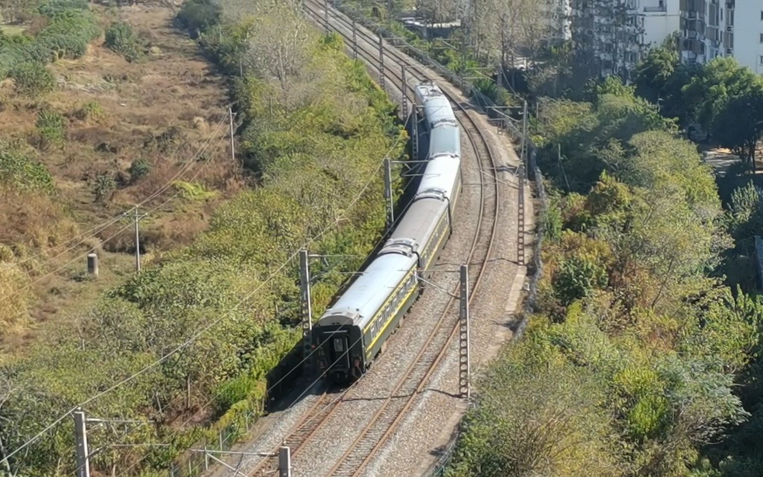火车外表地铁编组,k8725(九江-定南)通过乌沙河