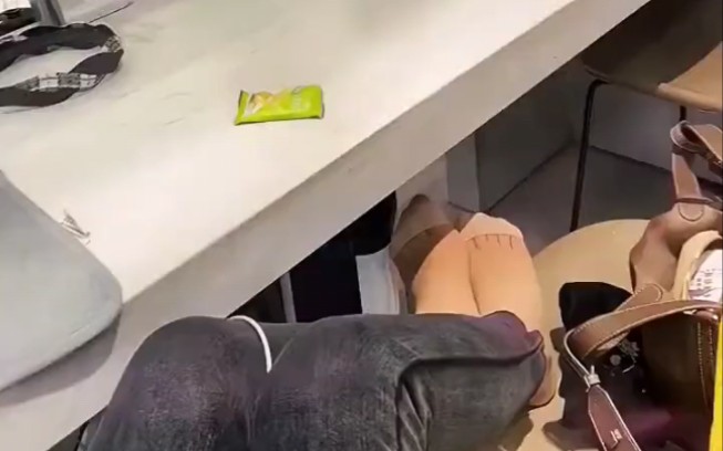 上班脱鞋子合适嘛