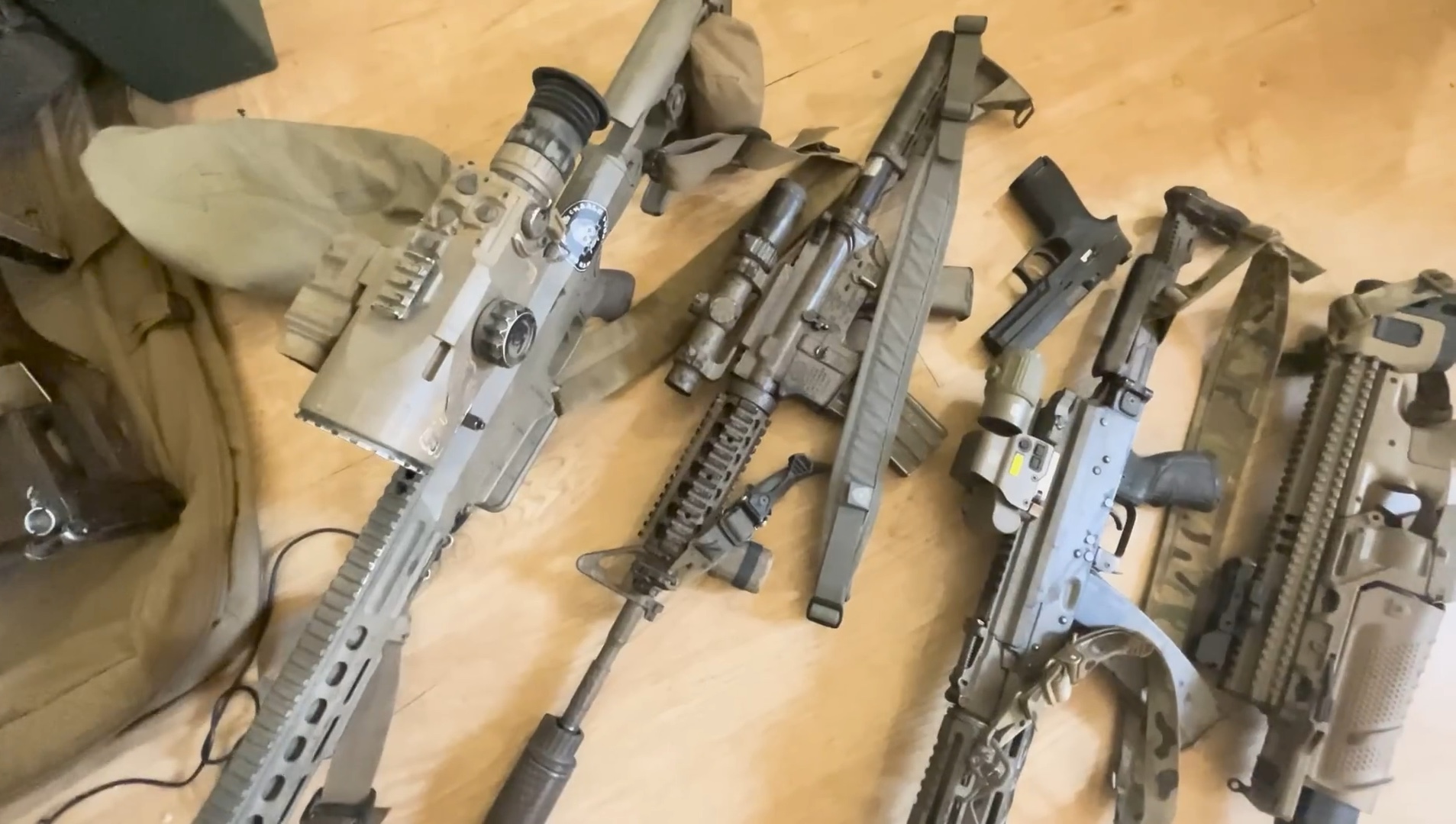 乌克兰某特种单位的狙击手介绍自己的装备