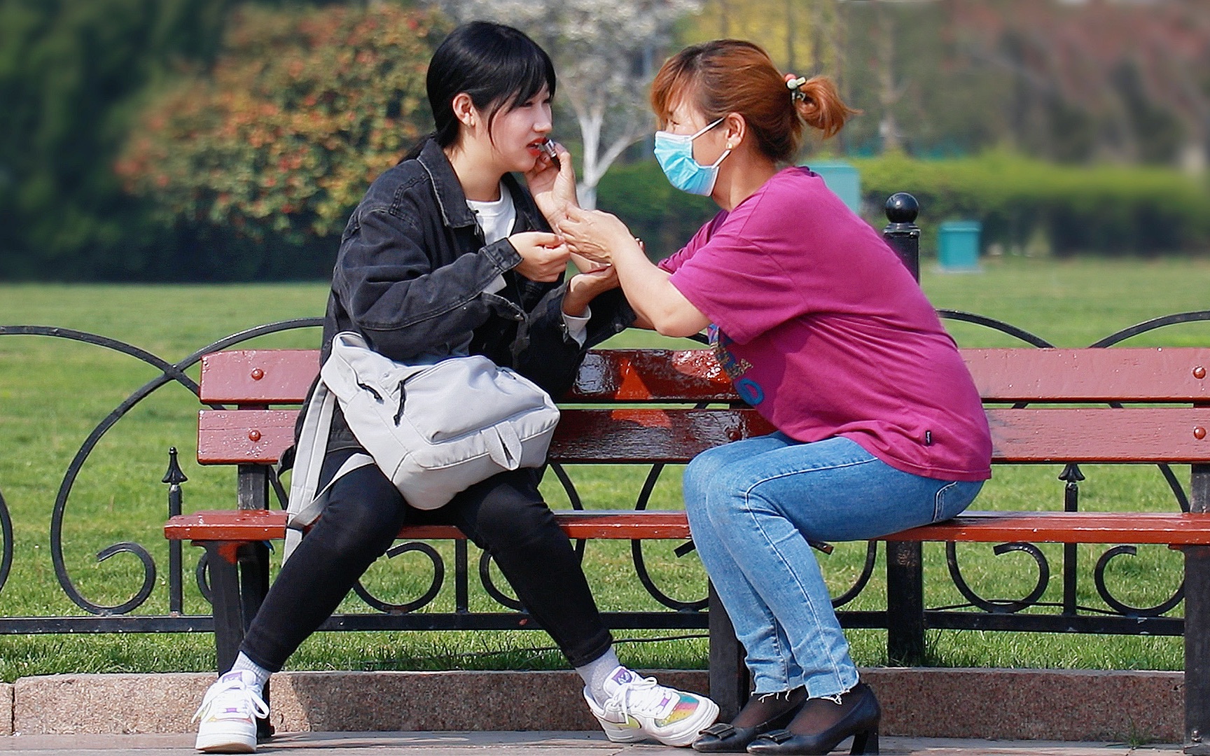 行动不便的女生想在面试前涂口红,路人接下来的举动太暖心了-大树君-大树君-哔哩哔哩视频