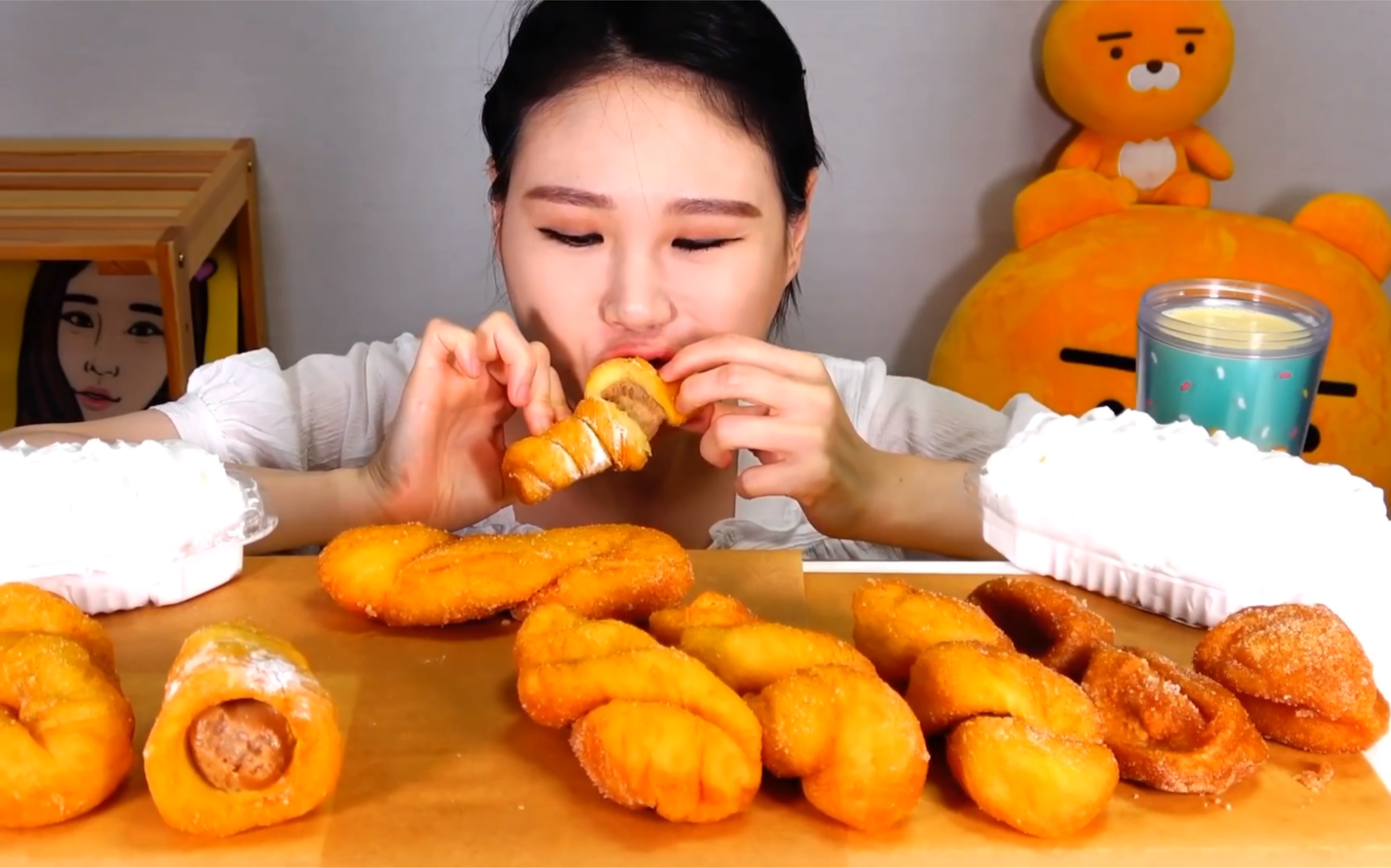 78fran卡妹78直接吃面包卷糯米球奶油吃播咀嚼音生活美食宵夜甜点